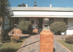 Im Garten des Paul Kruger House, oben in der Bildmitte sehen Sie die Turm-Spitze derPau Kruger Curch