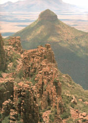 Blick auf den Spandaukop im Camdeboo National Park bei Graaff Reinet